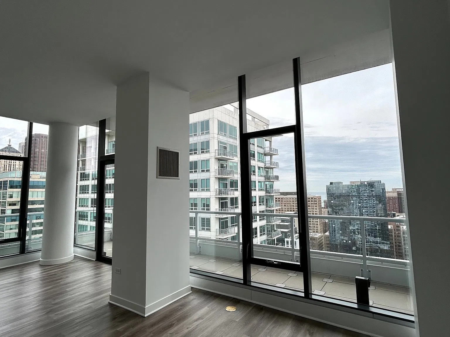 Printer's Row 2 Bedroom 2 Bath Penthouse - High Cielings, Balcony — Photo 2