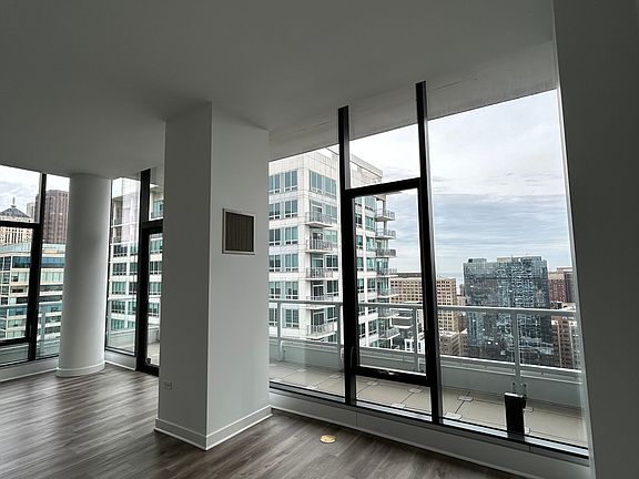 2nd image of 729 S Wells St