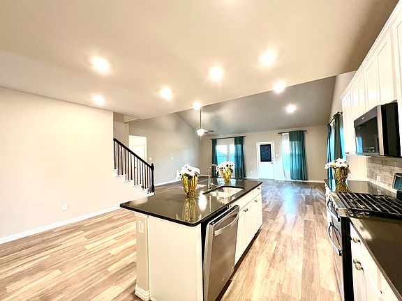 2nd image of 633 Hidden Cove Dr