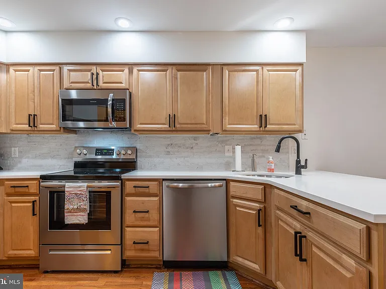 209 N 3rd St #3B — Photo 6