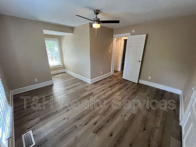 6155 Broadway St — Photo 18