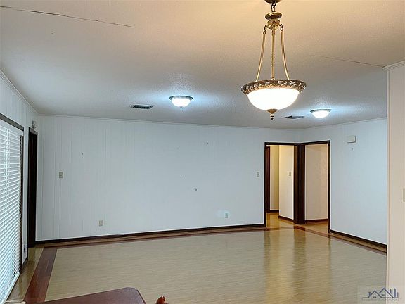 2nd image of 1305 Walnut Dr