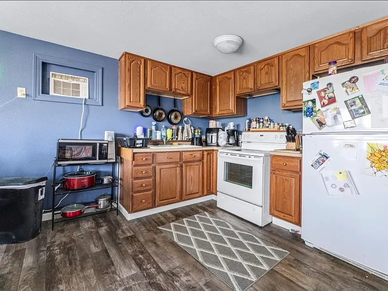 108 S Hill St — Photo 2
