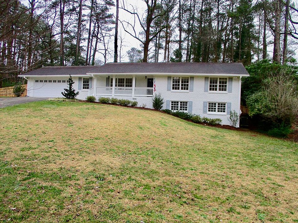 Home sits on beautiful lot 