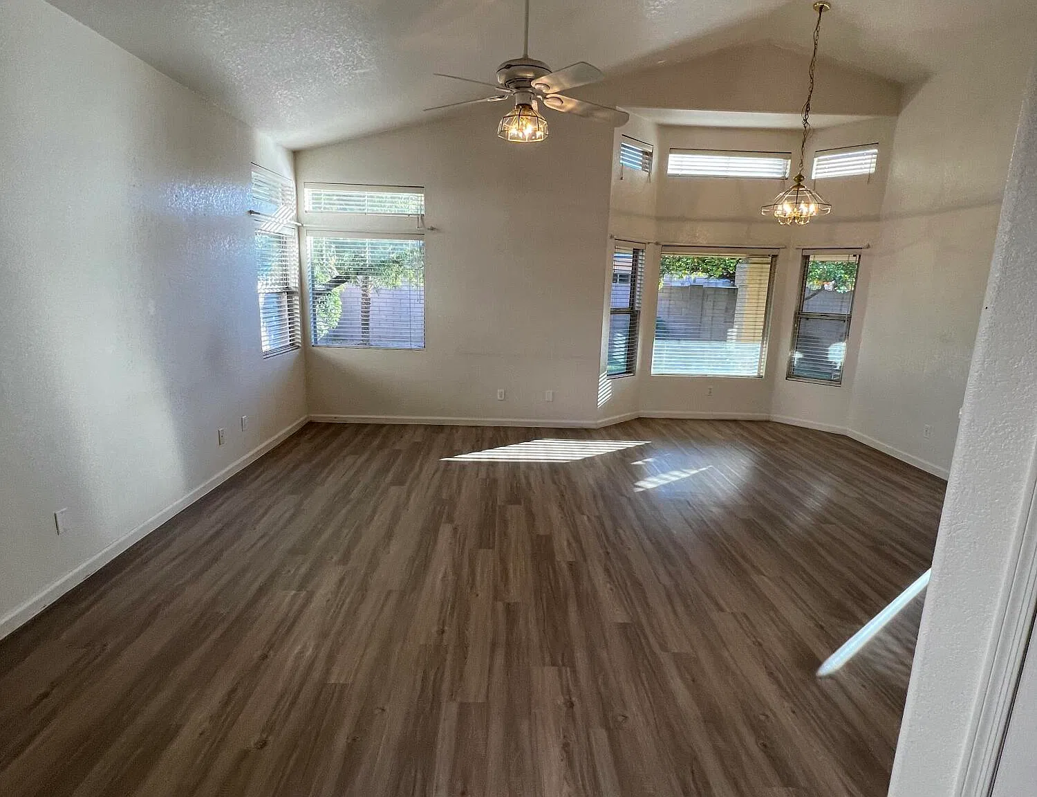 3 bed, 2.0 bath, 1471 sqft, $2,400 — Photo 2