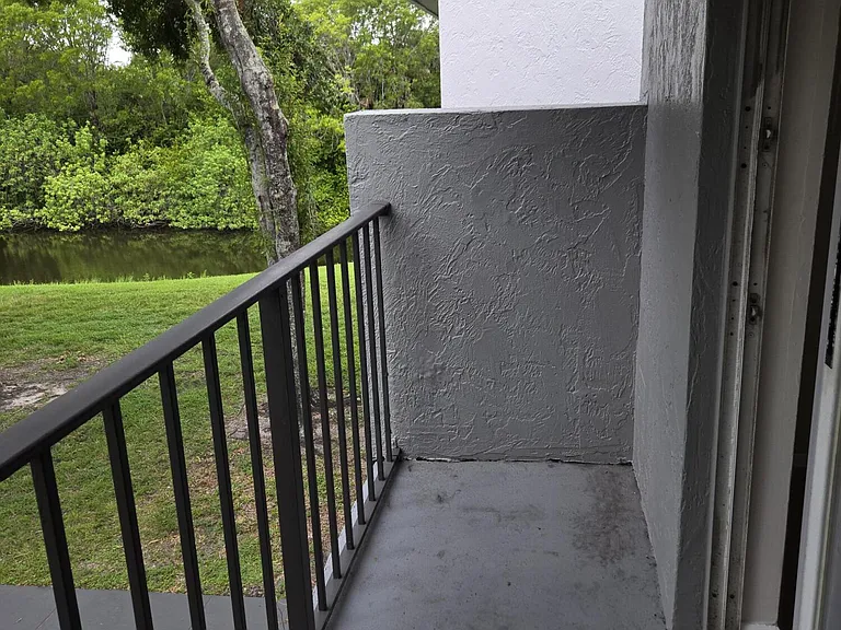 1141 Lake Victoria Dr #H — Photo 4