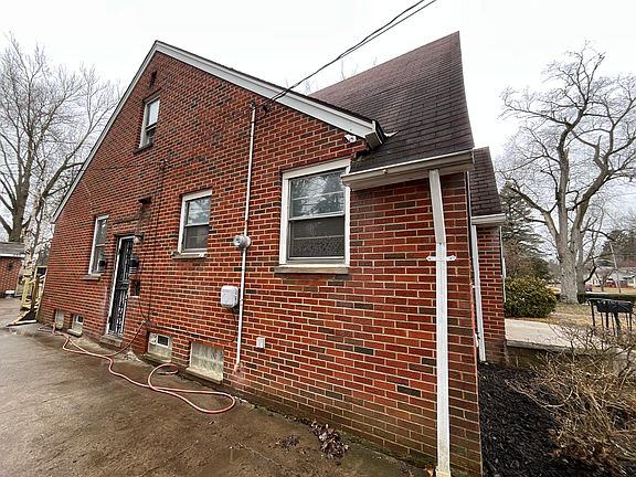 3rd image of 20210 Gladstone Rd