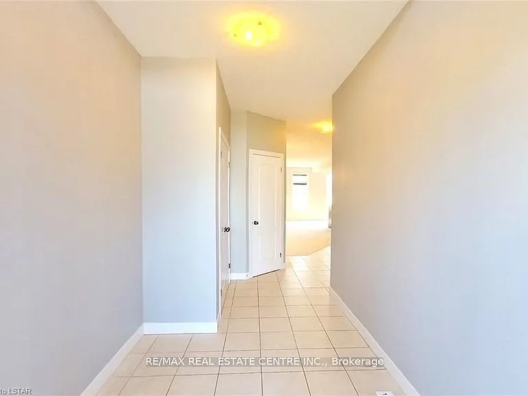 1560 Finley Cres — Photo 2