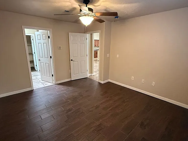 2043 Villa Napoli Loop E — Photo 30