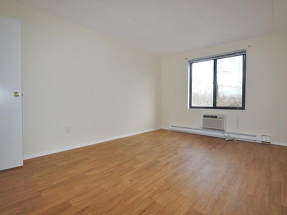 4th image of 128 Colonial Pkwy APT 1A