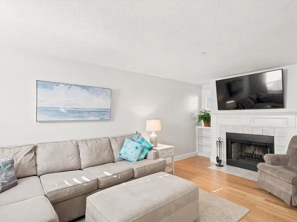 2 Greenleaf St APT 3, Newburyport, MA 01950