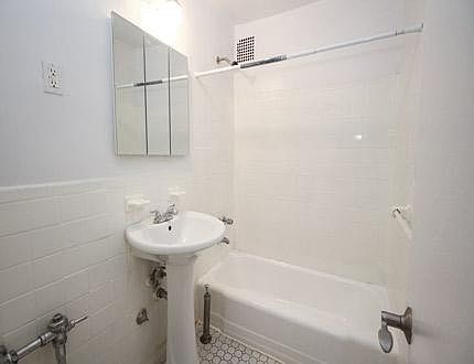 3rd image of 3626 Parsons Blvd