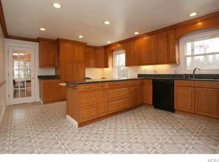 2 Hogan Ln, West Nyack, NY 10994