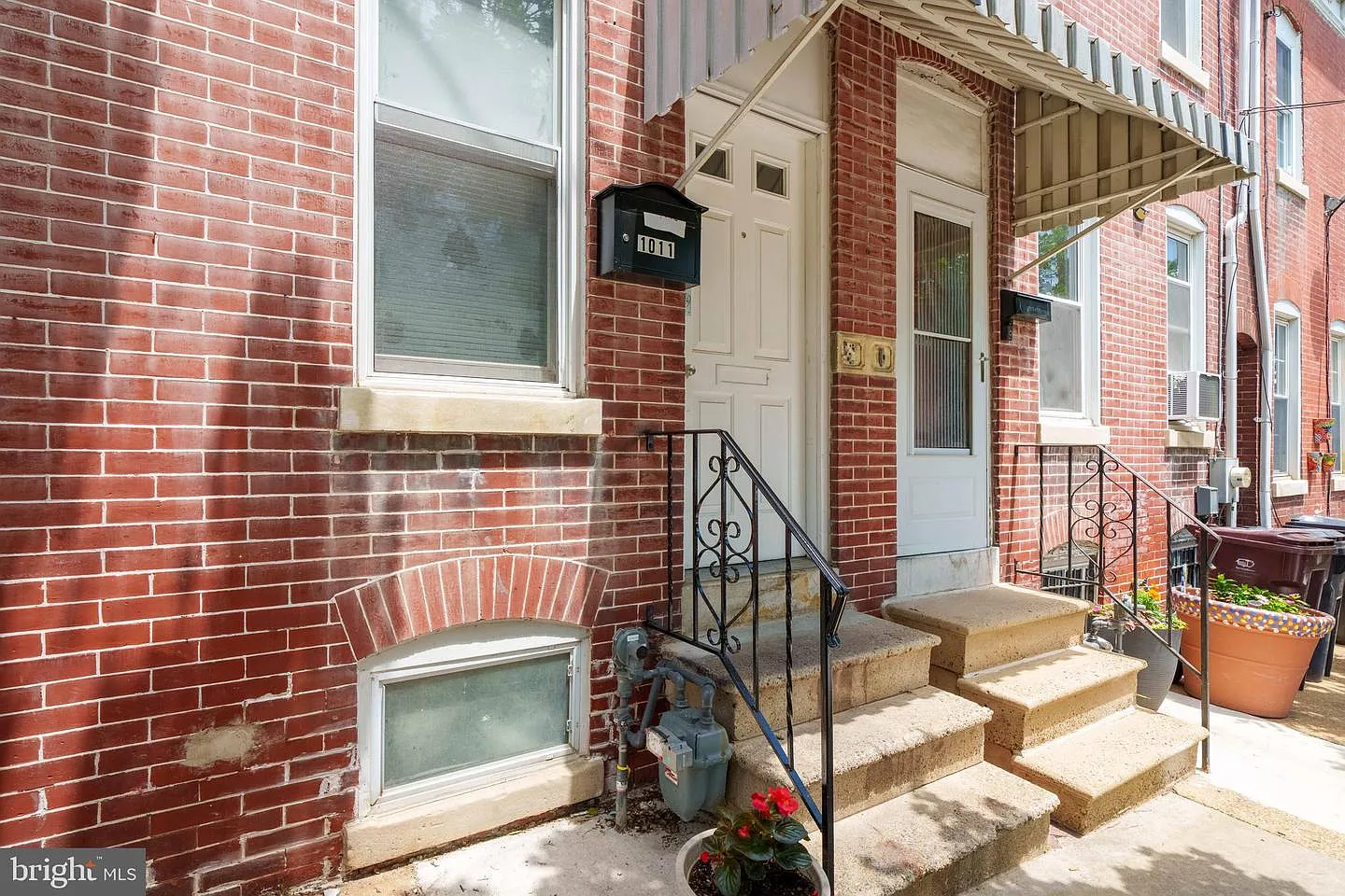 4 bed, 2.0 bath, 1725 sqft, $2,400 — Photo 1