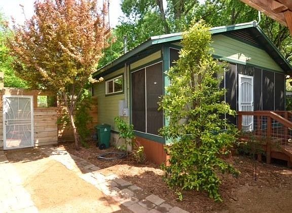 Nice walkway to the side and rear entertaining areas.