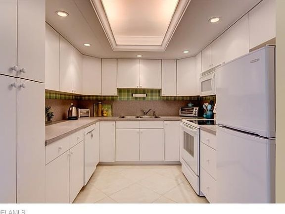 Kitchen With Lots of Cabints