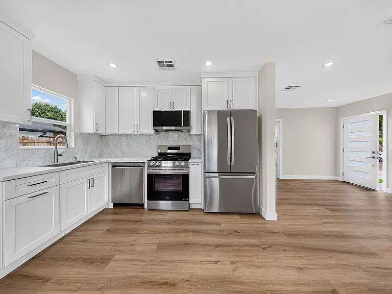 2325 N Naomi St — Photo 15