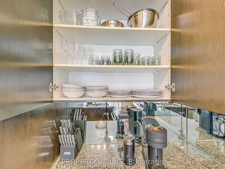 21 Scollard St #406 — Photo 7