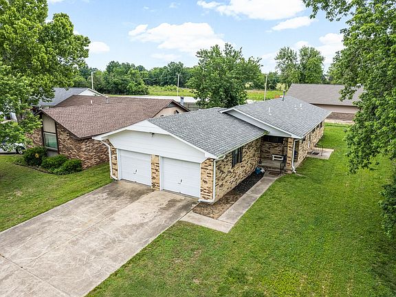 3rd image of 604 Belmonte Ct