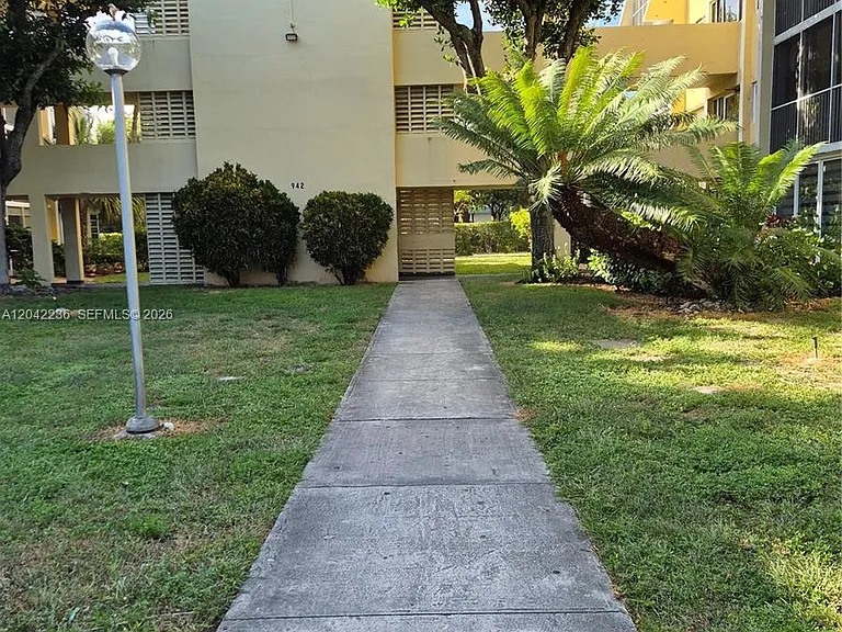 942 NE 199th St #4G — Photo 3
