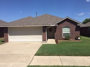 4016 Applegate Dr, Moore, OK 73160