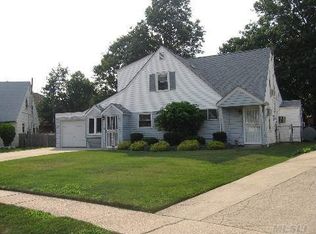 9 Redpoll Ln, Levittown, NY 11756