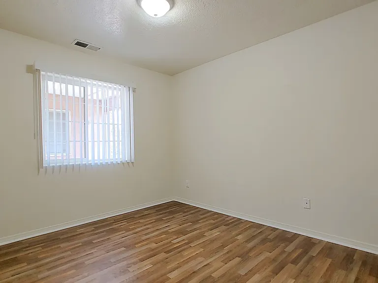 509 Valencia Dr SE — Photo 11