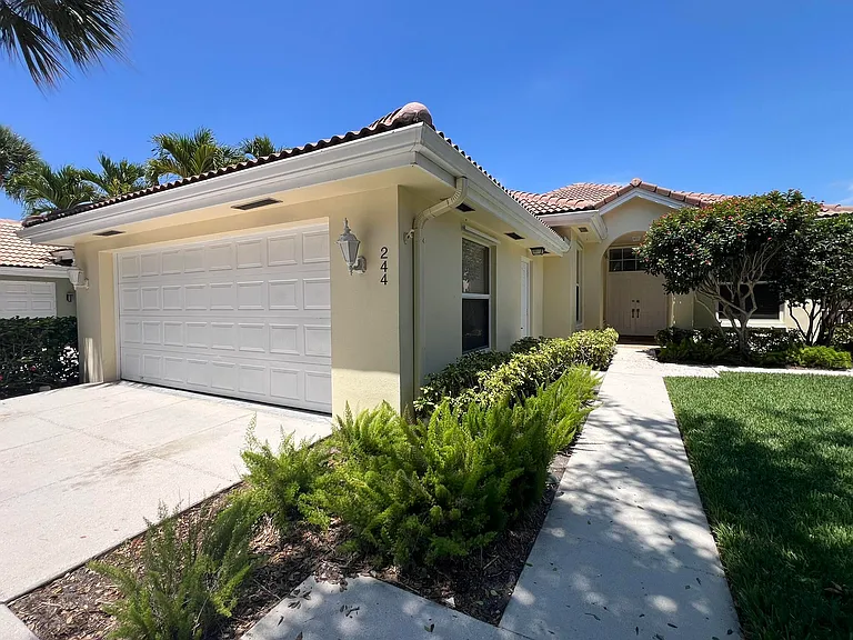244 Hampton Pl — Photo 3