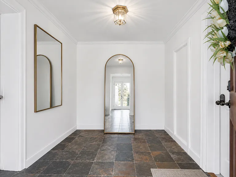 93 Springs Rd — Photo 2