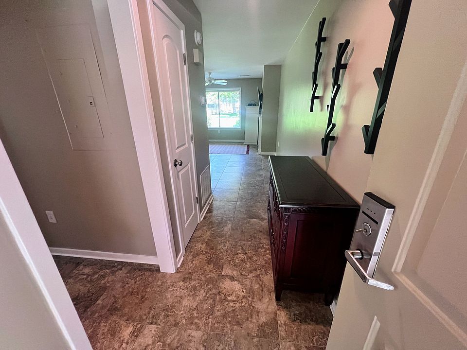 209 Westleton Dr 14-A Entryway_06102025