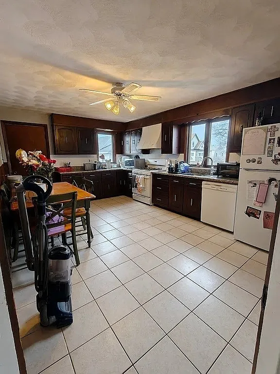 3 bed, 1.0 bath, 990 sqft, $3,000 — Photo 1