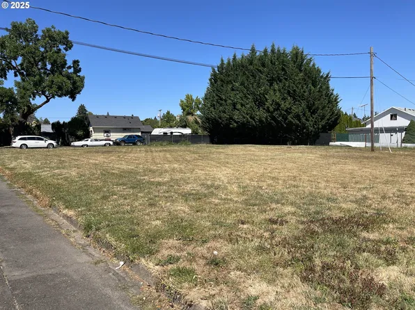 718 SW Cedarwood Ave, McMinnville, OR 97128