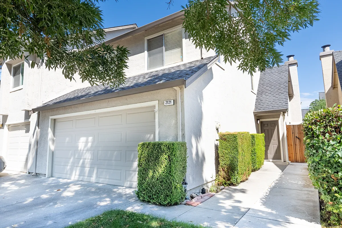 Building Photo - 2121 Rheem Dr #2
