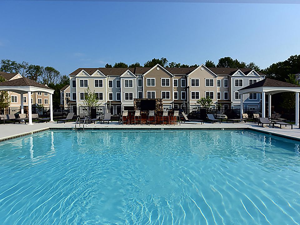 Central Pool &amp; Outdoor Lounge Area