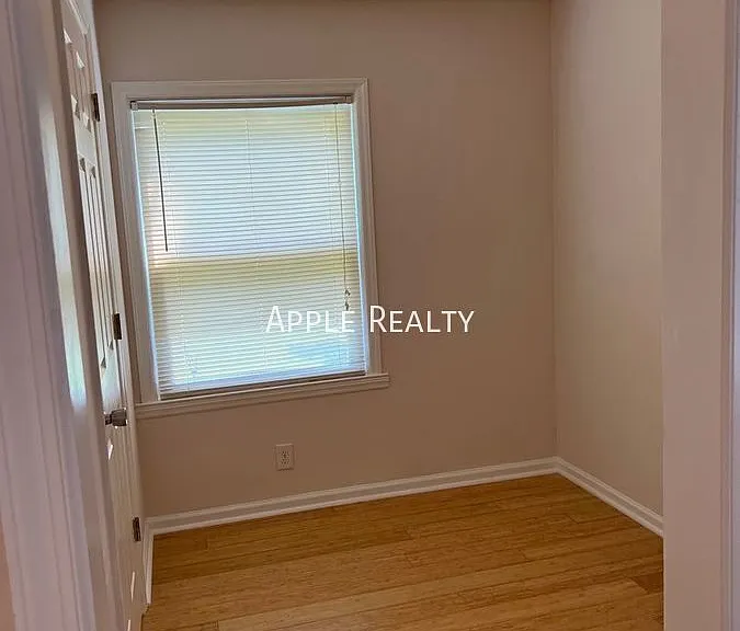 2219 Charlotte St — Photo 6