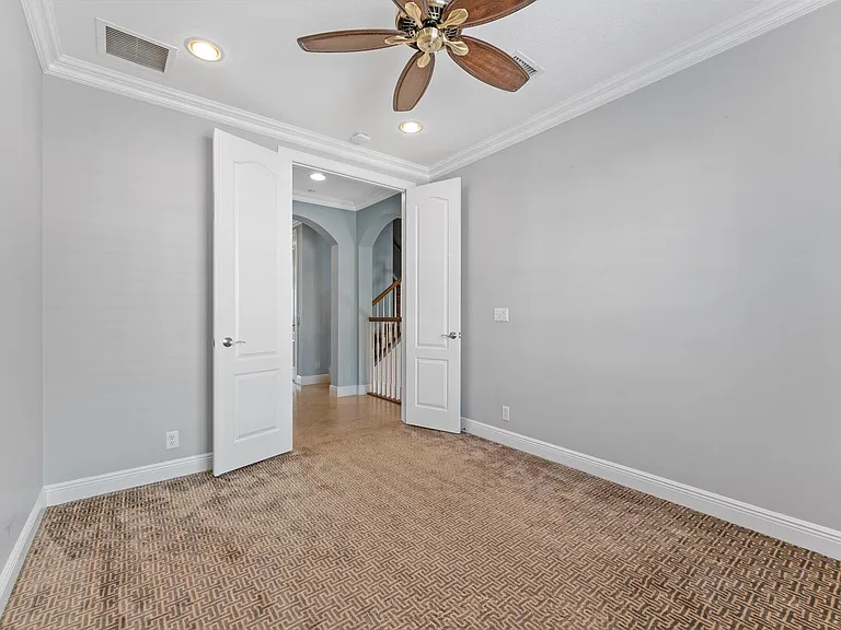 604 NE Francesca Ln — Photo 31