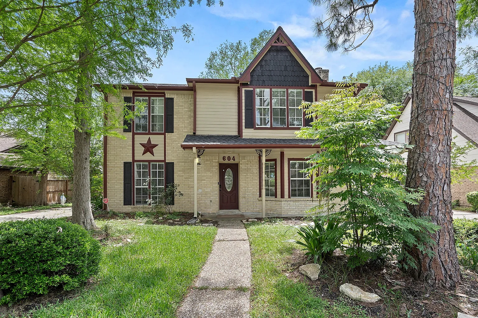 4 bed, 2.5 bath, 2305 sqft, $2,675 — Photo 1