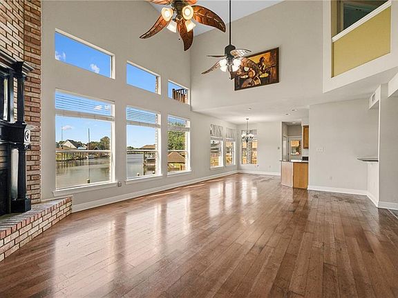 4th image of 305 Charles Ct