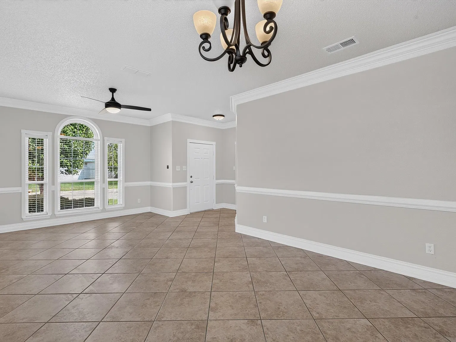 4 bed, 1850 sqft, $2,095 — Photo 4