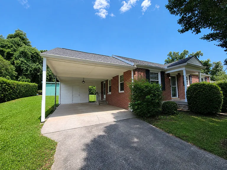 200 Graylynn Dr — Photo 1