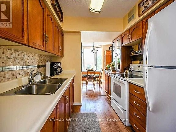 3rd image of 200 Limeridge Rd W #406