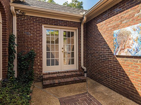 4th image of 380 Greenway Pl