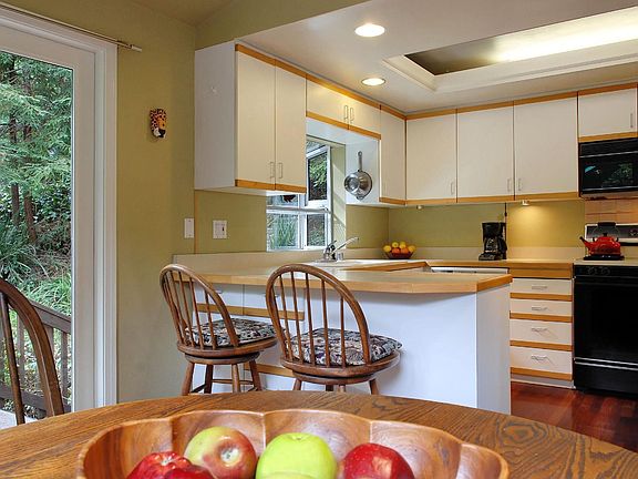 eat-in kitchen