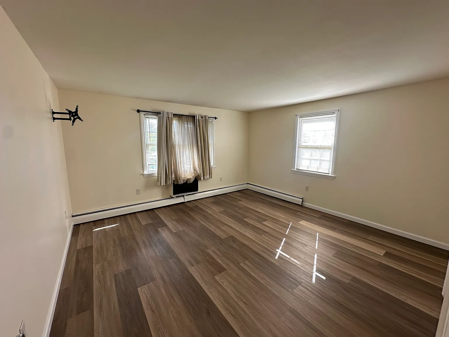 2 bed, 928 sqft, $1,900 — Photo 1
