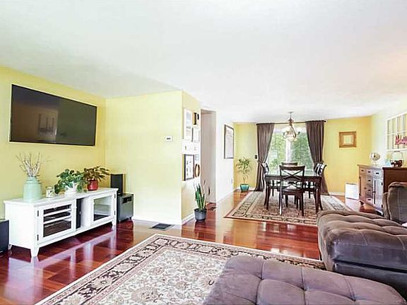 5th image of 46 Oak Hill Dr