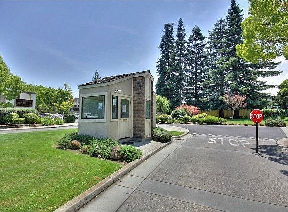 3rd image of 4883 Lago Vista Cir