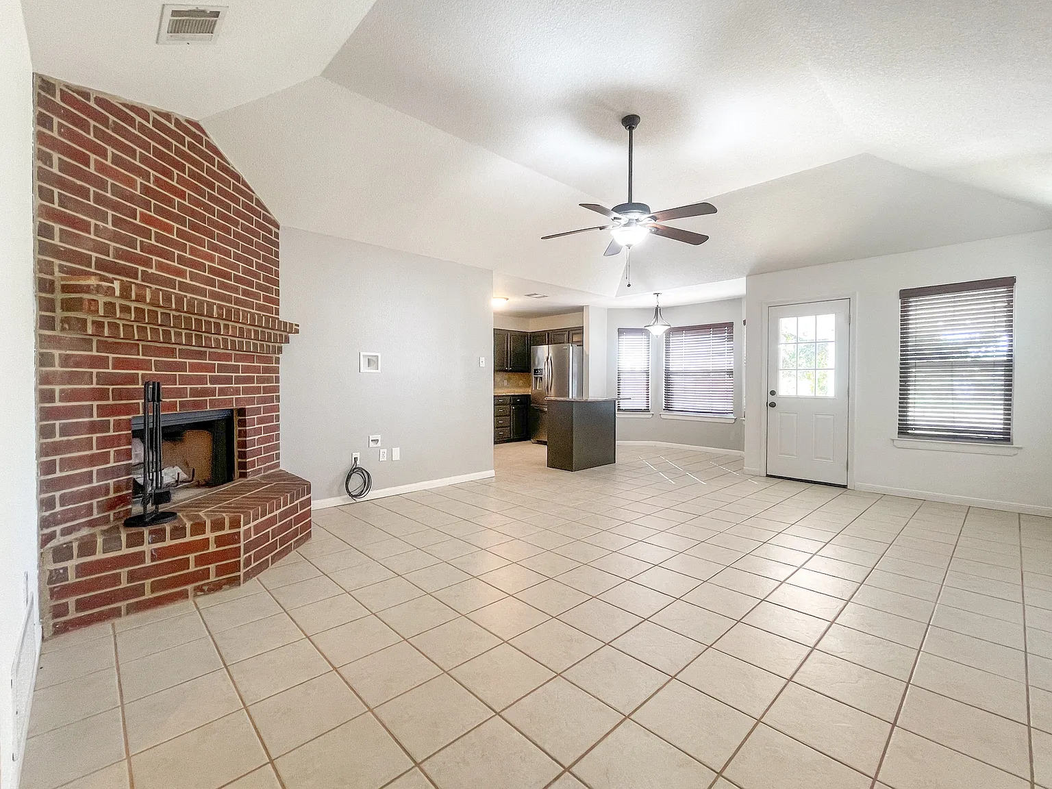3 bed, 1426 sqft, $2,200 — Photo 3