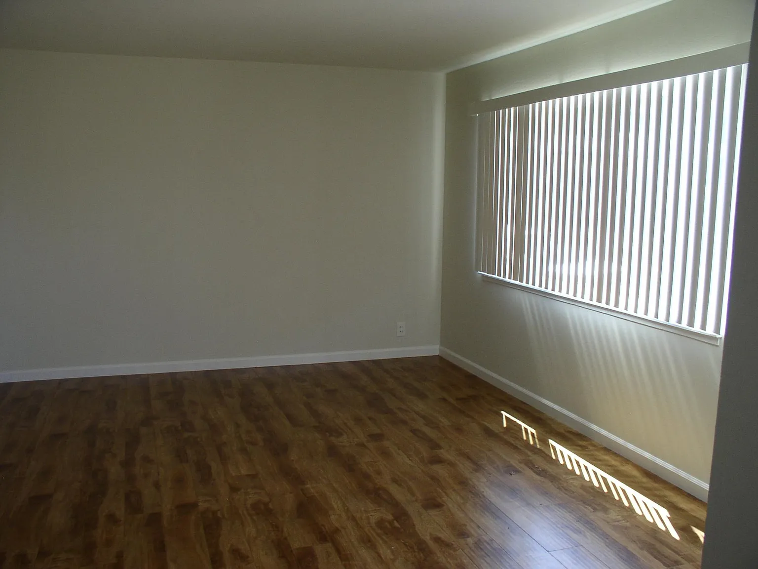 3 bed, 875 sqft, $3,253 — Photo 2