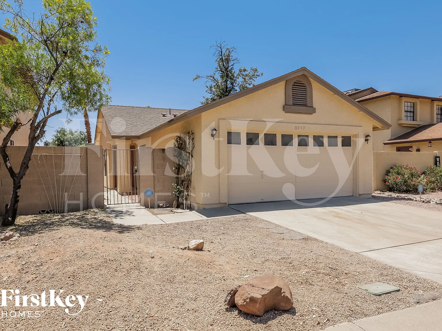 3 bed, 2.0 bath, 1264 sqft, $2,080 — Photo 2