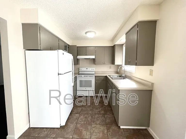 213 NE 7th St — Photo 9